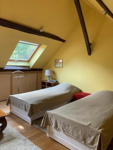 2 twin beds, 1 sofa bed