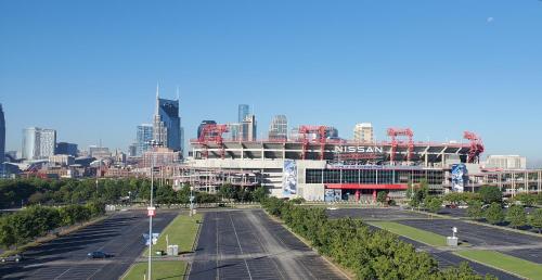La Quinta Inn & Suites by Wyndham Nashville Downtown Stadium - image 9