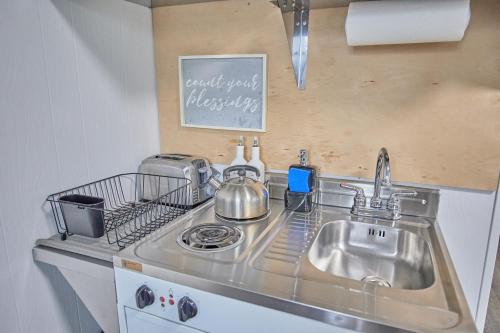 Fairway Paradise tiny home in Lancaster, USA