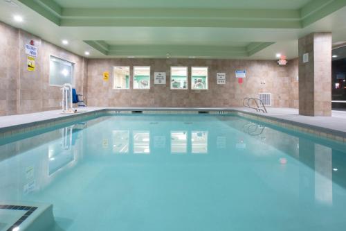 Piscina, Holiday Inn Express Yreka-Shasta Area By IHG in Yreka (CA)