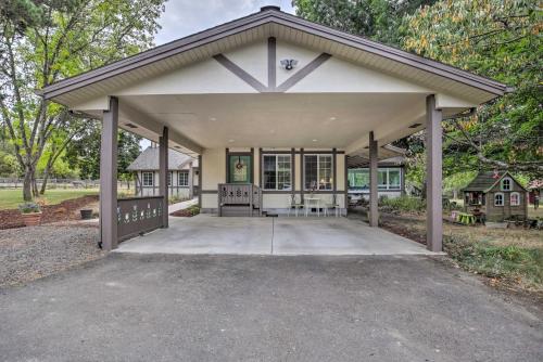 Cozy Cottage on Flower Farm with Baker Creek Views!