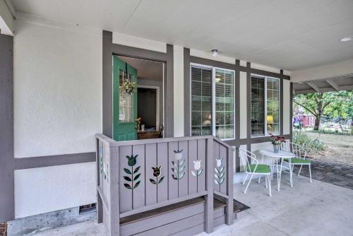 Cozy Cottage on Flower Farm with Baker Creek Views!