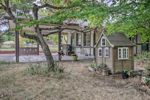 Cozy Cottage on Flower Farm with Baker Creek Views!