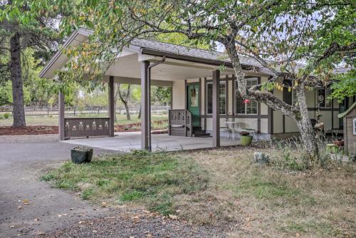 Cozy Cottage on Flower Farm with Baker Creek Views!