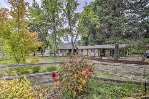 Cozy Cottage on Flower Farm with Baker Creek Views!