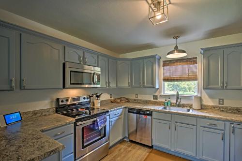Guadalupe River Retreat with Private Yard in Seguin, USA