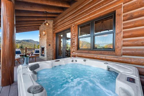 Stylish Cabin- Indoor/Outdoor Fireplace Jacuzzi Best location in Estes Park! - image 12