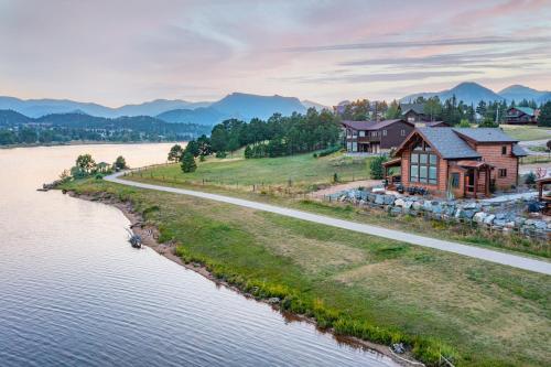 Lake Estes Oasis Located right on the lake Indoor and Outdoor Fireplace and Private Jacuzzi - image 11