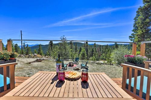 Cozy St Marys Escape Mtn Views, Hot Tub and Sauna in Idaho Springs, USA