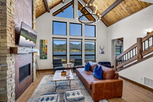 Anglers Paradise - Located on Lake Estes, Fireplace, Two Large Patios, and Private Jacuzzi image