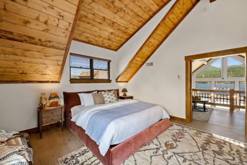 Brand New Lake Front Cabin located on Lake Estes Indoor Outdoor Fireplace and Private Jacuzzi - image 10