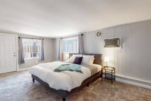 3 bedrooms with king beds near Water World