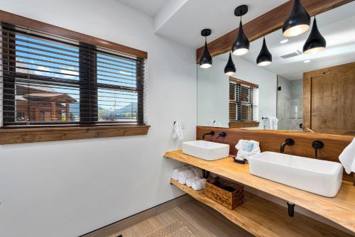 Rocky Mountain Getaway- Indoor/Outdoor Fireplace Jacuzzi Close to Downtown - image 12