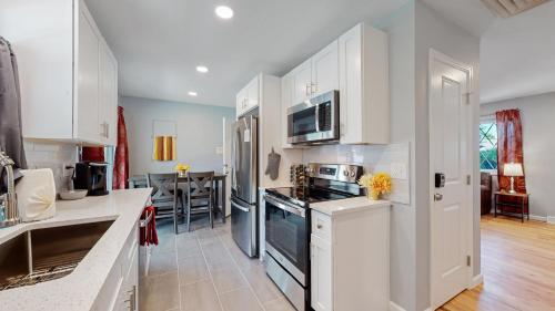Sunny upper sherman unit in Denver with 2 king bed