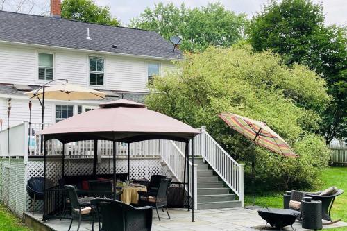 Cozy Litchfield House with Fenced-In Yard and Fire Pit in Litchfield, USA