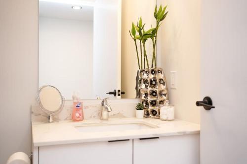 NEW Ocean Bay New Luxury Condo Sleeps 5 Parking, Coffee, AC