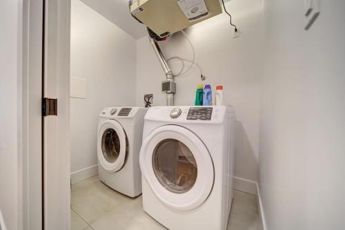 NEW Luxurious Brand New Modern Condo Parking Coffee Location!