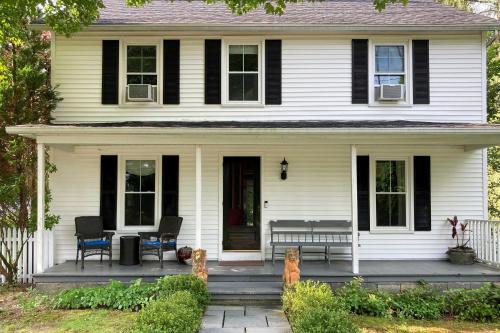 Cozy Litchfield House with Fenced-In Yard and Fire Pit in Litchfield, USA