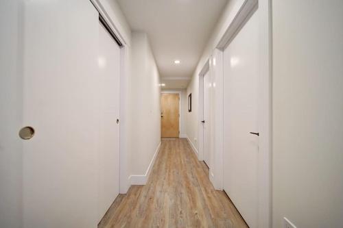 NEW New Luxurious Modern 2BR Condo Sleeps 5 Coffee, AC, WIFI