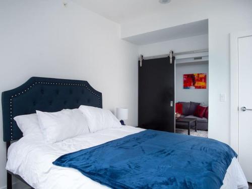 NEW Luxury 2BR Suite with Riverfront Views Pool table Rooftop Patio BBQ Coffee