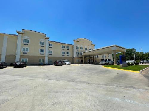 Quality Inn & Suites - image 12
