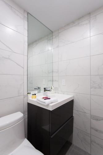 Perfect Business Trip Studio with Full Amenities by Den Stays