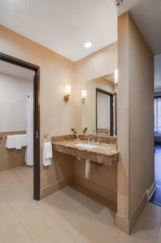 Bathroom, Ayres Hotel & Spa Moreno Valley in Moreno Valley (CA)
