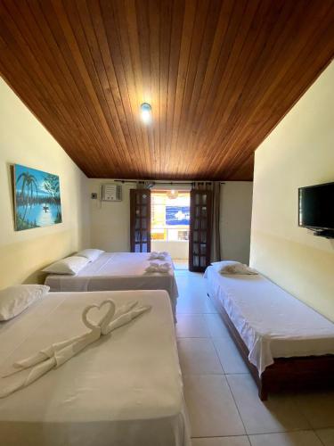 2 queen beds, 1 twin bed, 1 sofa bed
