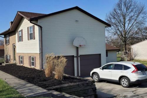 Pet Friendly Home with Fenced in Yard in Bethany, USA