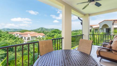 Well-decorated 3rd-floor unit with unique designs and mountain view in Coco