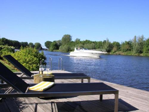  Riverside holiday home near Amsterdam, Unterkunft in Nigtevecht