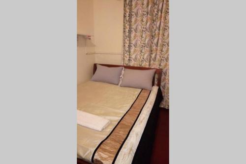 Quiet Comfortable Studio with Mature Garden View.