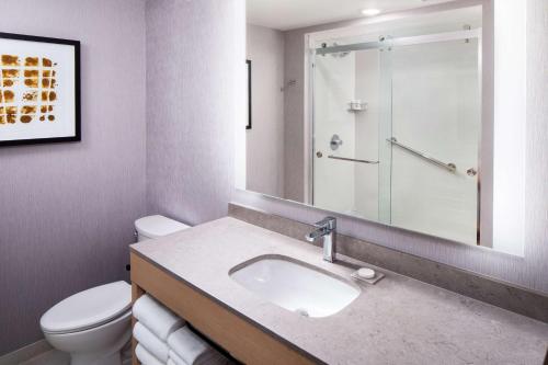 One-Bedroom King Suite with Sofa Bed and Kitchen image 4