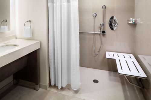 One-Bedroom Suite with Two Queen Beds with Sofa Bed, Kitchen and Roll-In Shower - Disability Access image 2