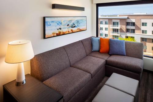 One-Bedroom King Suite with Sofa Bed and Kitchen image 3
