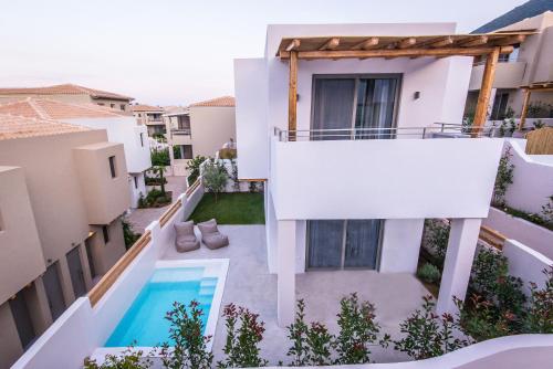 숙소 외관, 크리스탈 워터스 (Crystal Waters) in 라프카다