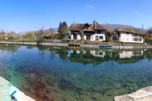 Le Portougais, chalet à Chanaz, la petite Venise savoyarde (Le Portougais, chalet a Chanaz, la petite Venise savoyarde) in Chanaz