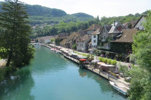 Le Portougais, chalet à Chanaz, la petite Venise savoyarde (Le Portougais, chalet a Chanaz, la petite Venise savoyarde) in Chanaz