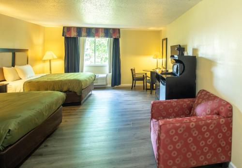 Quality Inn & Suites Woodstock near Lake Geneva