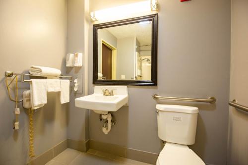 Quality Inn & Suites Woodstock near Lake Geneva