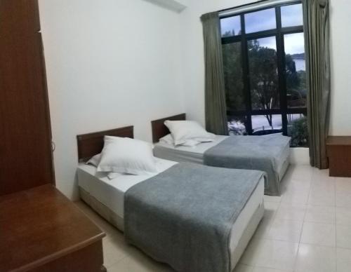 LUMUT MANJUNG HOMESTAY SWIMMING POOL VIEW 3BEDROOMS