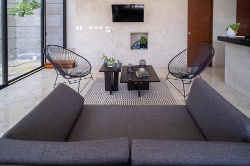 PENINSULA STAYS 3BR HOUSE With pool GREAT Location