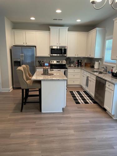 4bdrm fast Wifi farmhouse inspired home