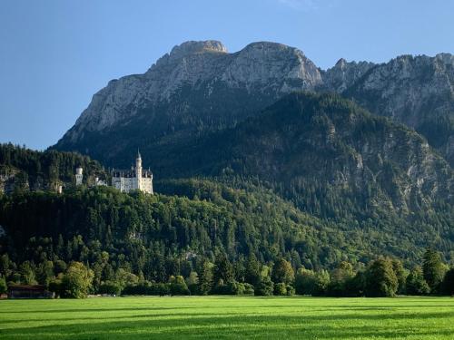 Erholsamer Traumurlaub wo auf Bergen Schlößer wachsen