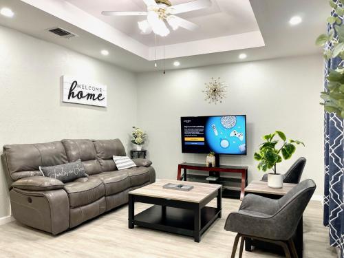 Central Frisco - renovated nice & cozy unit 3 bed & 2 bath - free wifi & parking in Frisco, USA