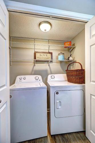 GoodKarma Rentals - Roswell Peaceful - Fully Renovated!! 2BDR King - Sleeps 6 Convenient off GA 400 