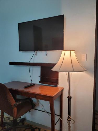 Near Beach Restaurants and Bars- sleeps up to 10 - image 7