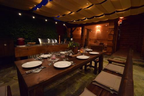 Wellness Roubenka Křižánky (Wellness Roubenka Krizanky) in เบรซินี