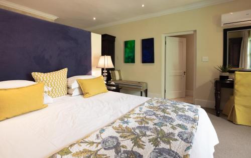 Standard Double Room image 10