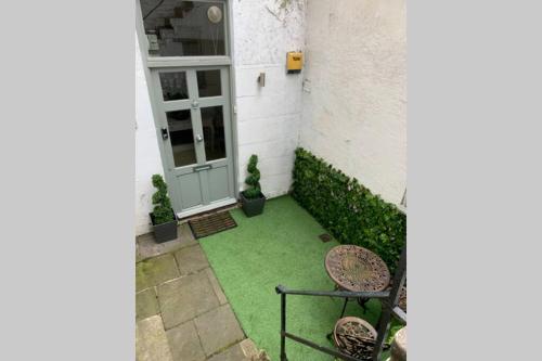 Beautiful city centre apartment with free parking